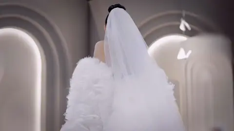 عروس كويتية فاقت الجمال❣️ فعلا أحلى وحده فالكويت 🇰🇼 أتهبل و كل تفاصيلها خيال جمال طلتها مو عادي ✨فستانها من 