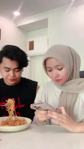 kenapa sih😭
