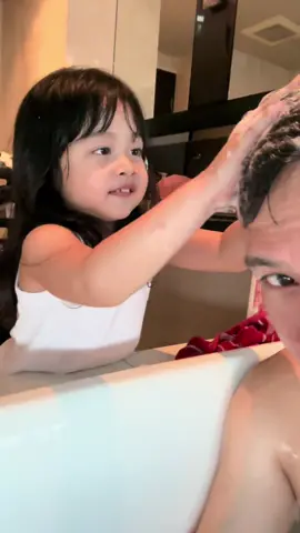 ดูแลกันอย่างดีทุกวัน ❤️ #babynatasha #cute #fathersdaughter #คุณหนูนาตาชาเสียงใส #flukenatasha #daddysgirl 