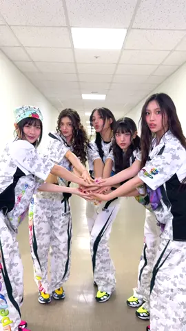 얼른 잡아줘 Hold my hand, my hand✨ #NewJeans #뉴진스  #NewJeans_Supernatural #NewJeans_RightNow #NewJeans_is_Everywhere