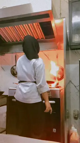 flambe🫵🔥 #koki #womanchef #chef  #fyp #hotkitchen 