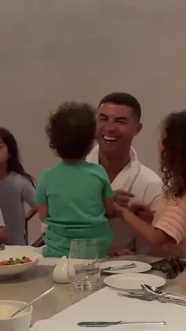 🥰 The cutest video of the day Cristiano with his children. Their laughs after seeing Bella’s tinny, cute laugh 😅 ______________________________________⁣_______ #cristianoronaldo #cristiano #football #alnassr #cr7 #portugal #saudi #saudiarabia #ronaldo #halaronaldo 