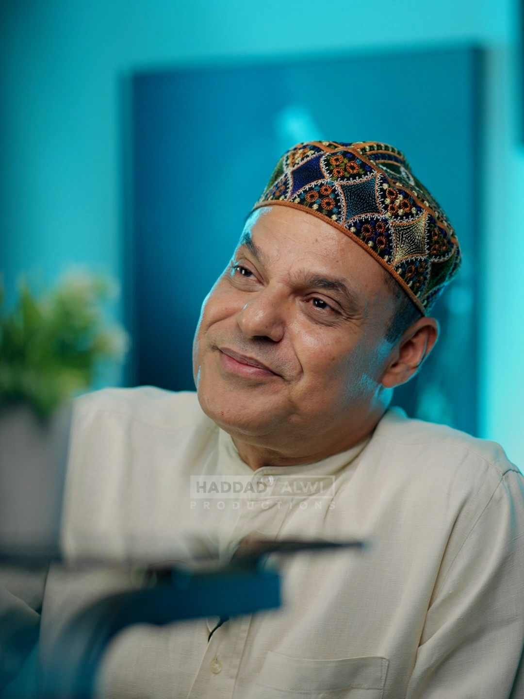 Ayah, engkau sering kali terlupakan dalam cinta dan perhatian. Mata kami hanya tertuju kepada Ibu, sementara dalam diam dan keikhlasan kau adalah juga guru kami dalam memahami kerasnya kehidupan. Terima kasih Ayah. Maafkan kami yang tak bersungguh-sungguh dalam berbakti kepadamu #Haddadalwi #Shalawat #Abihaddadalwi #Rasulullah