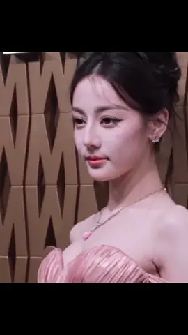 My beautiful #dilrabadilmurat today for event Mikimoto sebagai Global Brand Ambassador🥰 . Saat muncul langsung trending hot search general dan Entertainment. The real Queen yg dinantikan penampilannya. . Paling mengagumkan lagi, Reba pertama kali di dunia yg memakai gaun Haute Couture terbaru dari brand tersebut.  . #dilraba #dilrabadilmurat迪丽热巴 #dilireba #dilireba迪丽热巴 #dilraba_alice💖 #dilraba_brand 