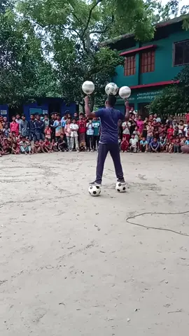 বহু বছর পর সার্কাস খেলায় ফুটবলের  প্রতিভা।