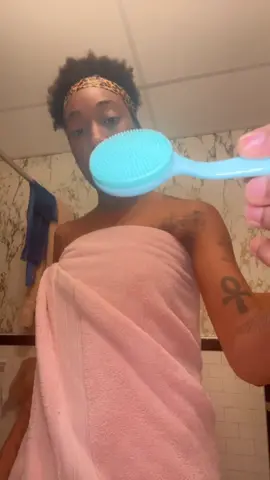 What do you use? This silicone face scrubber is an essential part of my morning routine! #washyourface #morningroutine #washingmyface #wakeupwithme #facecardneverdeclines #facescrubber 