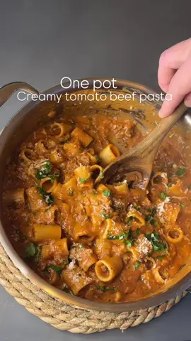 Ingredients (serves 2 )  160g dried mezzi rigatoni pasta or any other pasta 250g beef mince (5% fat) 1 large brown onion, chopped 4 garlic cloves, chopped 350 ml tomato passata 1 tbsp tomato puree 60 ml single cream 2 cups hot vegetable stock 1 ½ tsp Italian seasoning ½ tsp chilli flakes, optional chopped fresh parsley, optional pepper and salt to taste 30g grated parmesan 1 ½ tbsp extra virgin olive oil Full recipe with all the details are on my recipe club ( linked in my bio )  If you’re looking for meal inspo, please check out my WithMe recipe platform - linked in my bio 💕 #EasyRecipe #creamypasta #beef #recipes #Recipe #mealprep #DinnerIdeas 