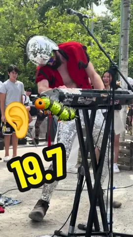 Du hast einen Ohrwurm du hast einen Wurm in deinem Ohr! OHRWURM! is out on 19.7! Presave it NOW! Link in b!o ;) #genau #ohrwurm #musiciansoftiktok #trending #music #viral #foryou #fypage #synthpop #pianotok #synthtok #lustig 