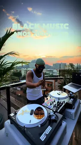Dos anos 2000 aos anos 2020, confira HITS da Black Music que marcaram cada década. Curtiu esse Sunset Vibes pra sextar daquele jeitão? #dj #mixagem #nostalgia 