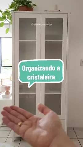 Vem organizar a cristaleira comigo! 🤎 #cristaleira #organizacao #ape #meuape #apartamento 