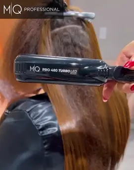 Mejora tus alisados con la plancha alisadora profesional MQ Pro 480 Turbo. ¡No pierdas más tiempo alisando! Con la plancha Turbo realizarás alisados progresivos perfectos mucho más rápido y con el mejor coste-beneficio. Tu día será mucho más productivo con la agilidad y temperatura de la tabla MQ Pro480 Turbo Titanium, que alcanza los 485°F en Modo Turbo. Trabaja con los 5 niveles de temperatura más utilizados en los salones, ahora es fácil ajustar la plancha para los principales tipos de cabello.  #planchadecabello #mqhair #alisados #peluqueria #cabellosaludable #planchapro480