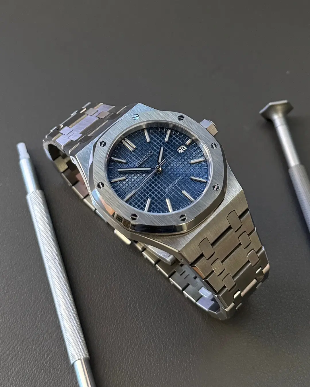 Client commission‼️ This Seikoak is perfect for any wrist🤩 Email us if you’re interested in customizing a timepiece today ✅ #seiko #seikomod #customwatch #watch #royaloak #WatchCollection #automaticwatch #seikocollector #timepiece #seikomodder #watchgame #customseiko