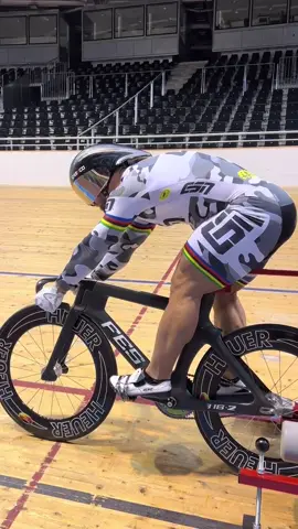 @Robert Foerstemann’s power is a joke 💥 💥  #cycling #cyclinglife #cycle #bike #bikelife #biker #sport #sports #sportstiktok #athlete #worldchampion #quadzilla #gym #GymTok #legday #muscle