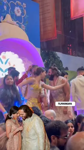 Woah😍 It is a star studded frame as all of them are seen enjoying the night!🔥#ranveersingh #ananyapanday #ambaniwedding #celebration #filmihungama #fyp #foryou 