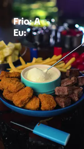 Os 2 fondues mais fáceis e rápidos do mundo! Ingredientes👇: Para o fondue de blue cheese: 100g de queijo gorgonzola 1 caixinha de creme de leite 1 colher de café de alho em pó  Pimenta do reino a gosto 1 colher de sopa de azeite Um churrasco e receita de qualidade tem amigos, família e BIC EZ Reach @BIC pra salvar. Além de acender o fogo com mais facilidade, tem tamanho de bolso, perfeito para levar para qualquer lugar. 😅 Preparo: Leve todos os ingredientes para panela em fogo baixo e misture até derreter todo o queijo e virar um creme. Apague o fogo e sirva com cubinhos de carne, cubinhos de pão, nugget’s, batata frita ou o que mais sua imaginação mandar. Para o fondue de creme de avelãs com chocolate: 1 caixinha de creme de leite 1 colher de sopa de creme de avelãs  1 barrinha de chocolate da sua preferência  Frutas variadas para mergulhar no fondue. Preparo: Leve os ingredientes para a panela em fogo baixo e misture bem até fundir todos os ingredientes.  Sirva numa fonduezeira acompanhado das suas frutas preferidas e até de marshmallow, você vai se surpreender! #BICBrasil #EZReach #Fondue 