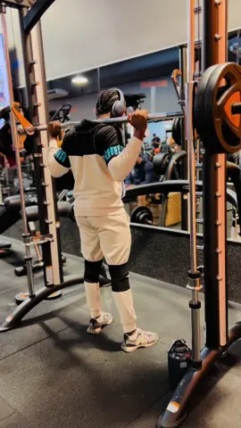 La souffrance et le mental sont indispensables pour avoir des jambes énormes  #gym #muscu #GymTok #gymrennes #team #smile #humor #programmesportif #musculationhomme #gymshark #programmejambes #prisedemasse #fyp #workout #foryou 