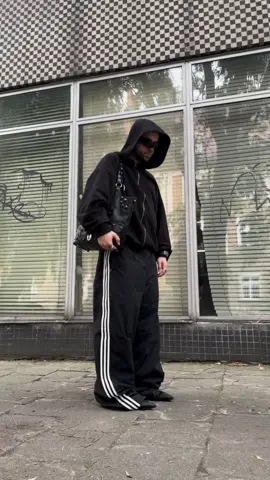 mroczna kicia 🐈‍⬛ #stylowkanadzis #outfitinspo #balenciagaadidas #adidaspants #oversizedoutfit #outfitinspiration 
