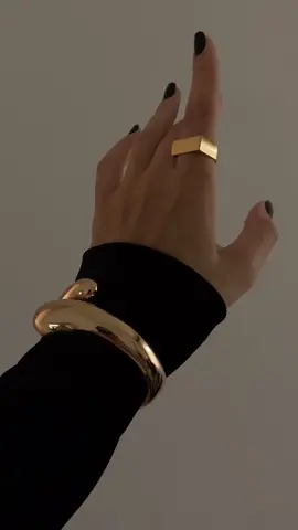 Paula, o bracelete mais icônico ✨ com formato de gotas, ele preenche bem o pulso + anel monteiro= trazendo o charme perfeito, para seu #outfit 🖤                                           #acessoriosfemininos #semijoias #bracelets #aneis #mixandmatch #inspofashion #inspiration #stylingtips 