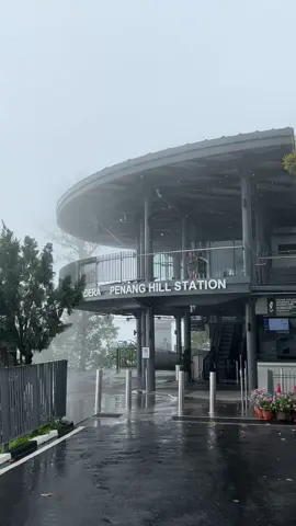 Hujan berkabus membawa nyaman #penanghill  #bukitbendera  #penangmalaysia  #pulaupinang  #healing #sejuk  #kabus #tempat #viral #menarik #attraction  #PlacesToVisit #iphone13pro  #insta360 #cinematic  #cinematography #rain #foggy 