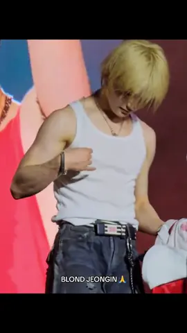 #jeongin HE KNOWS HE LOOKS GOOD