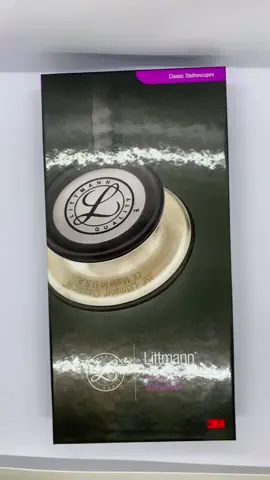 Estetoscópio Littmann Classic lll Somos Representantes da 3M Brasil. Emitimos Nota Fiscal. Empresa com Cadastro na Anvisa. Produto Original Garantia 3M de 5 anos Selo de Registro Anvisa PROMOÇÃO IMPERDÍVEL NOSSOS PRODUTOS SÃO TODOS ORIGINAIS, COM SELO HOLOGRÁFICO E NÚMERO DE SÉRIE PARA CADASTRO NO APP DA LITTMANN. - Tecnologia de diafragma ajustável é uma invenção 3M que permite auscultar sons de alta e baixa frequência apenas ajustando a pressão ( uma leve pressão do auscultador no paciente permite auscultar frequências baixas ou uma pressão firme do auscultador permite auscultar pressão alta) - Hastas ajustáveis que permitem ajustar facilmente a tensão para o tamanho da cabeça, proporcionando mais conforto; - Olivas de selamento suave que proporcionam um ajuste confortável e na vedação acústica, excelente com encaixe perfeito; - A campânula é mais versátil porque a face pediátrica converte-se numa campânula tradicional quando substituímos o diafragma de peça única pelo aro anti arrepios; - O tubo biauricular de nova geração tem maior durabilidade, pois é mais resistente à oleosidade da pele e álcool. Menos propenso a aparecerem manchas; - Não são utilizados látex de borracha natural ou ftalatos nos tubos ou em qualquer outro componente, o que ajuda a proteger a saúde e meio ambiente; - O estetoscópio Classic III é fabricado nos EUA para qualidade consistente. São aplicados rigorosos processos de controles e de qualidade para cada estetoscópio Littmann você sempre vai ter ferramente clínica, durável que vai atendê-los por muitos anos.  Especificações Técnicas: Auscultador: Duplo Peso Do Auscultador (Aproximado): 82 Gramas Diâmetro Do Diafragma: 4,3cm Material Do Diafragma: Epóxi/Fibra De Vidro  Tipo De Diafragma: Ajustável De Peça Única  Vedação Das Olivas: Suave  Comprimento: 69cm  Diâmetro Do Sino Ou Diafragma Pequeno: 3,3cm.  Conteúdo do Pacote: - Estetoscópio Littmann classic III ™;  - Instruções - manual;  - Par adicional de azeitonas rígidas;  - Garantia 3M do Brasil. Entregamos em todo o Brasil. 