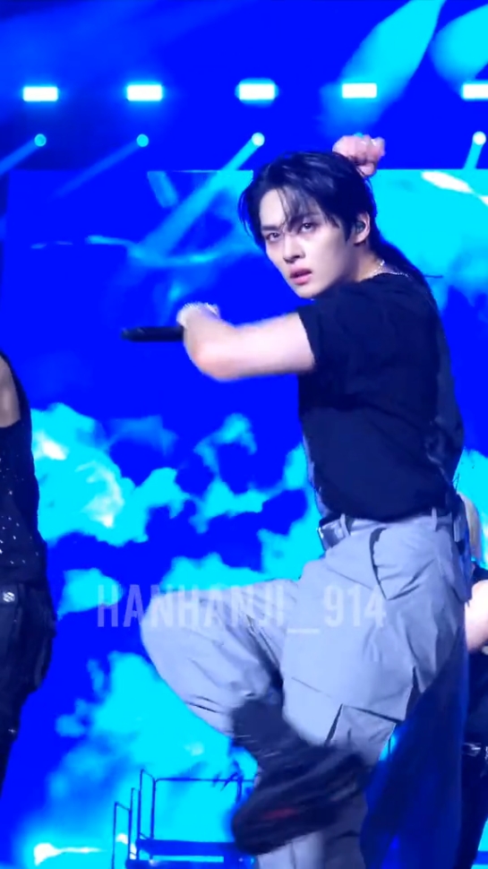 HIS SMIRK🫠🫠 #leeknow #straykids #skz 