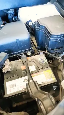 Xử lý oxi hoá cọc ắc quy #oto #sửachữaôtô #trend #kỹthuatvien ##trending #điệnoto #fyp #fypシ #ktv 