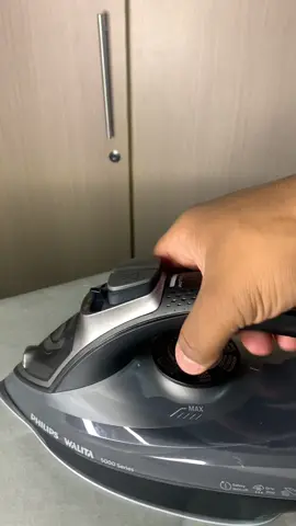 Descubra tudo sobre o Ferro Série 5000 DST5040 da Philips Walita com Adriano! Neste vídeo, exploramos todas as funcionalidades e benefícios deste incrível ferro de passar, ideal para facilitar o seu dia a dia. Veja como ele pode tornar o ato de passar roupas mais eficiente e até mesmo divertido. Não perca! #AdrianoDescomplica #PhilipsWalita #FerroDePassar #Série5000 #DST5040 #CasaEficiente #DicasDomésticas #Facilidade #TecnologiaDoméstica #PassarRoupas #reviewferramentas 