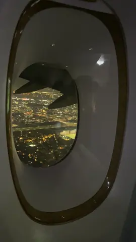2º viagem para Dubai🥰 Chegando em Dubai 23:30  Voo A380 maior aviao da Emirates  Arriving in Dubai at 11:30 pm  Emirates' largest aviation A380 flight #travel #viagem #emirates #flight #dubai #saopaulo #luxury #uea #burjkhalifa #trend #burjkhalifa #aviao 