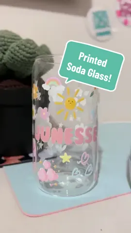 New in the studio! 🥤✨ Check out our cute printed soda glass collection! Perfect for your working sip at the office. 🤓 Send us your preferred design, or we’ll create one just for you!