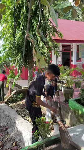 Bersih-bersih sekolah dasar bersama kepsek, guru-guru dan siswa siswi desa simonis #sekolahdasar #viral #trending #fyp #gotongroyong #bersama #kknunimed2024 