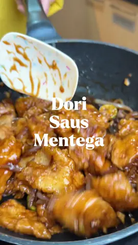 Kalau biasanya ayam dimasak saus mentega... Kali ini cobain deh ikan dori goreng saus mentega yang teksturnya crunchy di luar dan luembut di dalamm 🤤🤤 Rasanya juga dijamin muantap #MuanisGurih karena pakai @Kecap Manis Indofood ❤️✨ Apalagi ada PROMO BELI 2 GRATIS 1 Kemasan Refill Kecil Rp 2.000! Auto hemat polll, bayar Rp 4.000 aja dapat 3 pcs! 🥰 Bahan-Bahan : - 300-400 gr ikan dori - 100 gr tepung sagu - 1 butir telur - ½ buah bawang bombay - 3 buah bawang putih - 2 buah jeruk limo - 3 cm jahe - 3 sdm air - 2 sdm Kecap Manis Indofood - 1 sdm Saus Tomat Indofood  - 1 sdm saus tiram - 1 sdm kecap inggris - 1 sdm margarin - ½ sdt garam - ½ sdt lada - ½ sdt kaldu jamur Cara Masak : 1. Marinasi ikan dori dengan jeruk limo, garam, dan lada 2. Lumuri ikan dori dengan putih telur, masukkan ke dalam tepung sagu 3. Goreng ikan dori hingga kering 4. Lanjut kita buat saus mentega, campurkan Saus Tomat Indofood, saus tiram, kecap inggris, margarin, dan air 5. Tambahkan Kecap Manis Indofood, aduk hingga tercampur rata 6. Tumis bawang bombay, bawang putih, dan jahe 7. Masukan campuran saus yang sudah dibuat tadi, garam, lada dan kaldu jamur, aduk hingga merata, tunggu saus mengental 8. Masukan ikan dori yang sudah digoreng tadi, aduk merata 9. Dori Masak Mentega siap disajikan #KecapManisIndofood #MuanisGurih #DiolahAlami120Hari #DoriSausMentega