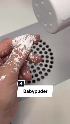 How2: Babypuder…?😅 Hast du vielleicht schon mal gesehen, wie bei einer Maniküre mit dem Fräser Babypuder verwendet wird? Aber wofür ist das gut…? ⬇️ Das Babypuder hilft dir bei einer trockenen Maniküre, den Fräser Bit länger sauber zu halten. So verstopft er nicht so schnell und du kannst schneller und gründlicher arbeiten ✅ #maniküre #nailtutorials #gelnails #gelnägel #nägelmachen #nageldesign #nagelmodellage 