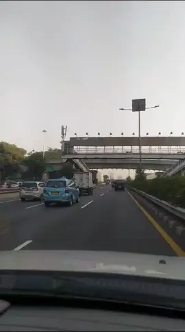Masya Allah... Morning Jakarta edisi menjemput rezeki pagi2 udah gas.. sambil menikmati perjalanan aja.  #masyaallah #masyaallahtabarakkallah #toldalamkota #toldalamkotajakarta #DailyRoutine  kalian kira enak ya.. aamiin...  butuh tenaga, otak mikir ekstra loh buat PP Bekasi - Jakbar dengan bawa kendaraan sendiri.. 