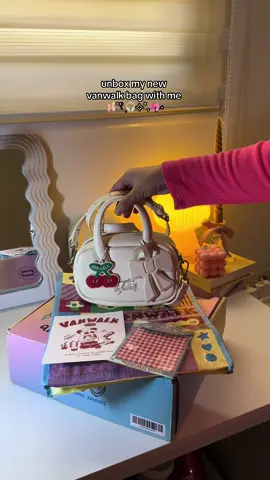 this bag is sauuuur pretty!! 🥹🎀 #vanwalk #bag #minibag #fyp #fypシ゚viral #unboxwithme 