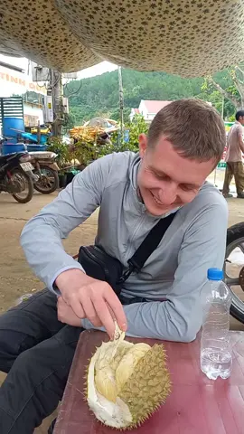 Lần đầu tiên ăn sầu riêng cảm giác sao ta 🤣🤣🤣#TikTokGiaiTri #ThanhThoiLuotTet #xuhuongtiktok #tiktokawardsvn2024❤❤❤  #Muine #Muineeasyrider #adventure #discover #Vietnam 