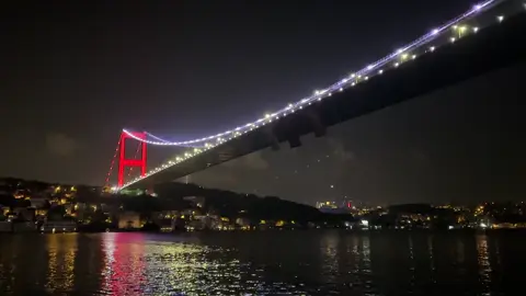 Ya  Onurlu Bir Yaşam Yada Görkemli Bir Direniş.  #izmir #istanbul #köprü #lazer #keşfet #heryerdeyiz #özgürlük #ist #36 #türkiye🇹🇷 