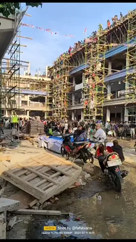 Sebagian Santri sedang aksiPengecoran Gedung Sekolah Santri Pondok Pesantren Lirboyo Kamis 11 Juli 2024 #santrikeren