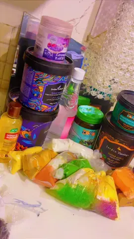 Exfoliationg body scrub. Scrubkan once a week baa kugu filan dead skin ka iyo hadhka oo dhanba wuu ka qaadaya, inta wixii kaso hadha waxad u baahan tahay waxyaabo leh dux/moisturizing. #bodyscrub #exfoliatingscrub #glowingskin #brighteningskin #bodycare 