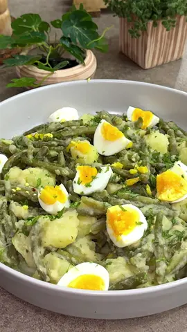 Insalata di fagiolini e patate tonnata Ingredienti per 4 persone 500 g di fagiolini 400 g di patate 150 g di tonno 4-6 uova 1 ciuffo di prezzemolo 3-4 acciughe sott’olio 1 pezzetto di peperoncino 1 spicchietto d’aglio 30 ml di aceto di vino bianco 50 ml di olio evo Sale q.b.