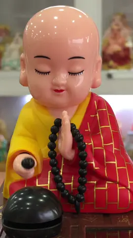 Tượng Phật Chú Tiểu Gõ Mõ Tụng Kinh Để Taplo Trang Trí Xe Hơi Ô Tô [Kim Cương Hỷ Lạc] Trang Trí Taplo Ô Tô, Bàn Thờ, Bàn Làm Việc Hướng Dẫn Sử Dụng:  Chỉ cần để sản phẩm ở nơi có ánh sáng mặt trời (không nhất thiết phải có ánh nắng trực tiếp) hoặc đèn phòng là tượng đã có thể cử động đầu và tay rất thú vị Thông Tin Sản Phẩm: Chất liệu: Nhựa ABS cao cấp Trọng lượng: 100(g) Kích thước: 7,2x9 cm - 9x11 cm tùy mẫu Màu: Như hình Bảo hành: Vui lòng kiểm tra kỹ khi nhận hàng, được đổi trả trong 7 ngày, Sản phẩm không bảo hành Tượng Phật Chú Tiểu Gõ Mõ Tụng Kinh Để Taplo Trang Trí Xe Hơi Ô Tô [Kim Cương Hỷ Lạc] Năng Lượng Mặt Trời là một biểu tượng tinh tế kết hợp giữa nghệ thuật và tâm linh, mang lại không gian an bình và lạc quan cho người sử dụng. Sản phẩm không chỉ là một chiếc tượng trang trí đẹp mắt mà còn là mang lại năng lượng tích cực. Với sử dụng năng lượng mặt trời, tượng Phật này trở thành một tác phẩm độc đáo. Kích thước vừa phải làm cho nó phù hợp trên mọi loại xe hơi. Biểu tượng Bình An của tượng, tay gõ mõ và đầu gật nhẹ, tạo nên một không gian tâm linh ngay trên taplo xe. Với chất liệu nhựa ABS chất lượng cao, tượng đảm bảo độ bền và an toàn. Công nghệ năng lượng ánh sáng làm cho tượng có khả năng phản ánh ánh sáng và tạo ra những động tác nhẹ nhàng, tạo nên một không khí trang trí sống động và yên bình. Tượng Phật là biểu tuợng của sự từ bi và trí tuệ, tượng Phật còn là năng lượng tích cực, mang lại may mắn và sự bình an. Đặt tượng Phật này trong không gian nội thất của bạn là cách tốt để hưởng lợi từ tâm linh và tạo ra một môi trường tích cực, an lạc Lưu ý: Các sản phẩm vẽ tay hoặc chế tác thủ công thì kích thước và màu sắc đều có sai số nhỏ, qúy khách vui lòng tham khảo sản phẩm thực tế. Cam Kết: - Đảm bảo chất lượng, dịch vụ tốt nhất - Shop vô cùng hoan hỉ khi quý phật tử hài lòng về sản phẩm và có những phản hồi tích cực cho shop ạ Shop luôn luôn lựa chọn những sản phẩm với tiêu chí chất lượng và độ bền và mang đến cho quý phật tử sản phẩm giá tốt nhất thị trường giá lẻ bằng sỉ ạ, đa dạng mẫu mã để quý phật tử dễ dàng lựa chọn phù hợp với mình. 🪷Pháp Phục Pháp Lưu chuyên cung cấp sỉ&lẻ: 👉 Các mẫu tranh tượng Phật, Kinh sách Phật giáo. 👉 Các mẫu Pháp khí và vật phẩm thờ cúng. 👉 Y phục cho Chư Tôn Đức Tăng Ni và quý Phật tử, các văn hóa phẩm tâm linh.v.v 📞 0901126833(Ms. Huệ Ân) 🏡 67, Huỳnh Văn Nhứt, P3, Tân An, Long An. 🪷 Pháp Lưu phụng sự với tâm: TÔN KÍNH TAM BẢO, TẬN TÂM PHỤNG SỰ.