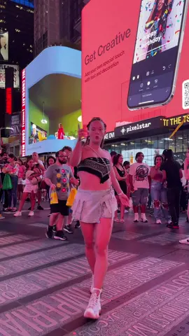 Hello New York 🥹🇺🇸  . There is so much happening at the back 🤣🤣  . DC: @Bontle Modiselle @Kananelo_n_  #wadibusa #newyork #dance #amapiano #viral #timesquare @Uncle Waffles 