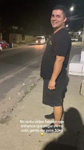 Scooby e suas mordomias na hora de ir fazer as necessidades haha obs: comprei uma casinha pra ele e ele nao quis entrar de jeito nenhum, so gosta de papelão e paninho. Ja arrumei outra caixa pra colocar no lugar pq a dele ele destruiu 🫠#cachorro #foryou #pets 