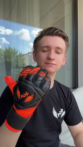 Te i wiele innych modeli dostępne na kgtsports.pl #pilkanozna #bramkarz #bramkarze #football #rękawicebramkarskie #viral 