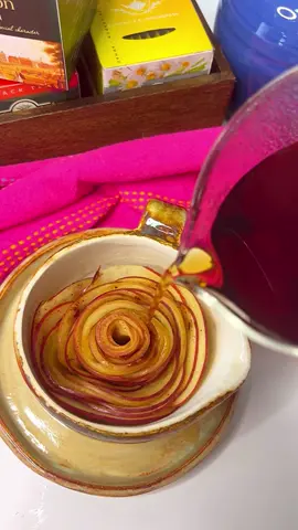 UM CHÁ DIFERENTE PARA AQUECER ESSES DIAS FRIOS. Corte a maçã bem fininha, coloque em um prato salpique açúcar e canela sobre a maçã e leve ao microondas 2 X de 40 segundos. Assim ela amacia e vc pode enrolar como no vídeo, em formato de rosa.  Usei o Chá preto Ceylon, uma combinação perfeita  #afternoon #cha #tea #teatime #bridgerton 