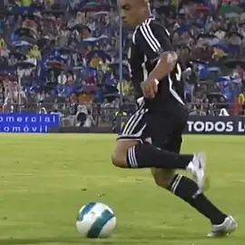 Roberto Carlos the most complete full-black in football. #robertocarlos #skills #goal #dribbling #realmadrid 