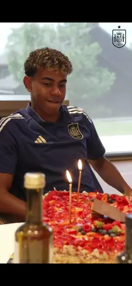🇪🇸 ¡LAMINE YAMAL CELEBRA SU CUMPLEAÑOS CON SUS COMPAÑEROS! 🎥 @RFEF #LAMINEYAMAL #EURO2024 #eurocopa #lamine #fcbarcelona #deportesentiktok #tiktokfootballacademy #lamineyamal 