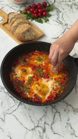 🙂Yozda hamma bu taomni tayyorlab ko’rishi kerak 🇺🇿Retsept: 3 dona pomidor (o’rtacha) 1 dona piyoz 0,5 bulg’or qalampiri 3 dona tuxum 4 osh qoshiq o’simlik yog’i (qo’vurish uchun) Ta’bga ko’ra tuz, paprika va ko’katlar 🇷🇺Рецепт: 3 шт помидоров 1 шт лука 0,5 шт болгарского перца 3 шт яйца 4 ст.л растительного масла По вкусу: соль, паприка и зелень