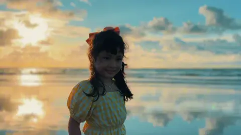 my golden Hour🌅🌊 #mylittlegirl #sunset #pantaibengkulu 