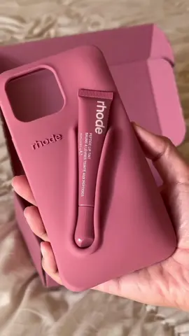 POV: Você tem a capinha mais hypada do momento 😍 EDIÇÃO LIMITADA!  Já garantiu a sua? #rhode #caseiphone #liptint #hype #viral #importados #liptint #haleybieber 